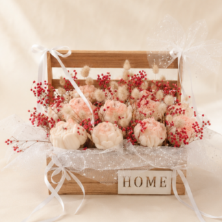 Blush Home — Κερινή σύνθεση σε ξύλινο καλάθι